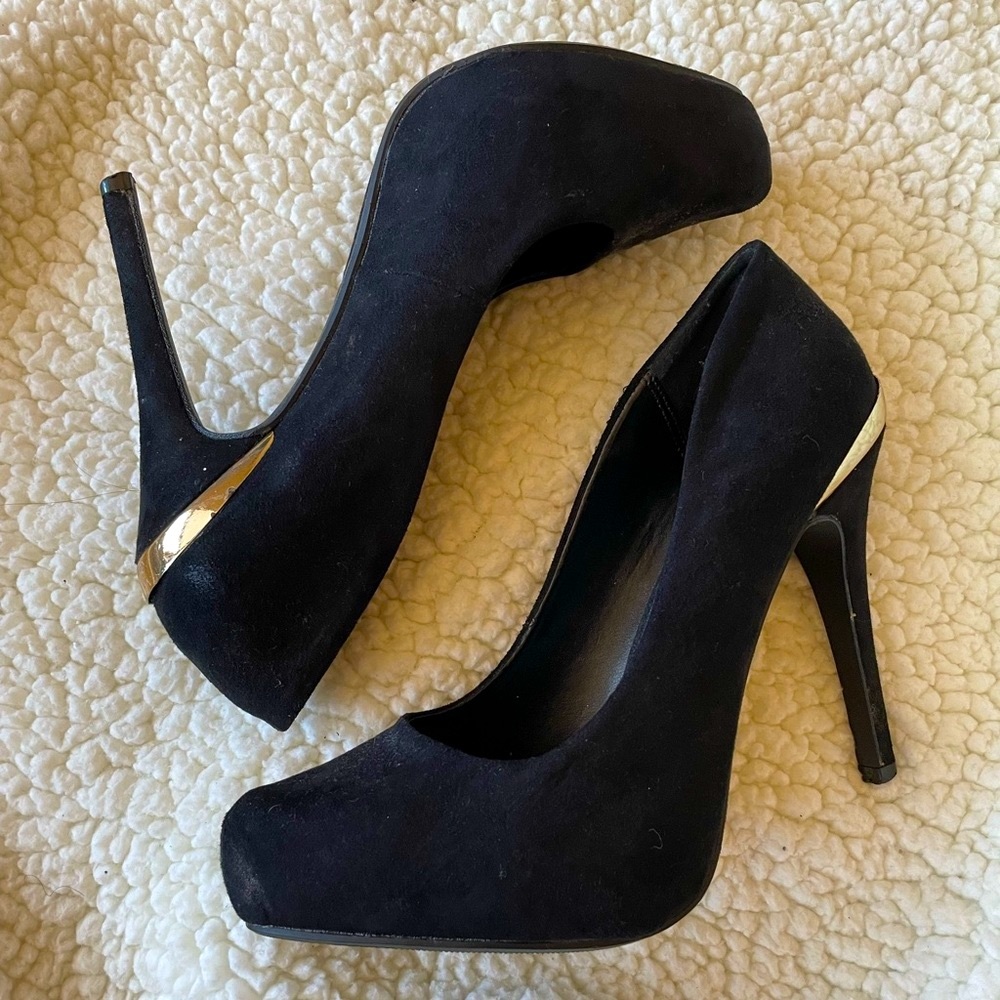 Black heels with gold detail size 7